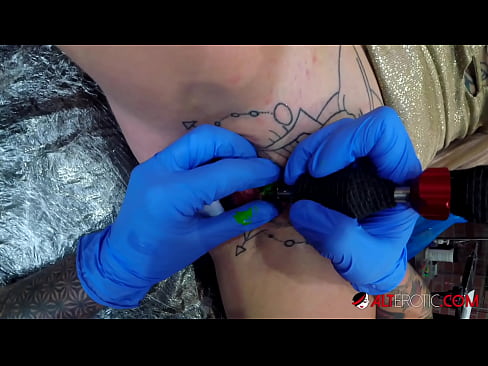 ❤️ Keçika pir tattookirî Sully Savage tattooek li ser klîtorê xwe kir. ❤️ Vîdyoyê qijkî li me ku.hentaisun.ru ﹏